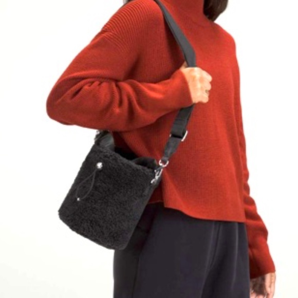 Lulu Lemon Crossbody Fleece Bucket Bag 2.5L - Picture 3 of 14